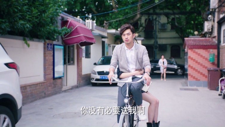 鳄鱼先生单车后座的女孩——牙签鸟小姐,画面引起极度舒适,请问单车还能加座吗?小菌菌坐车筐里
